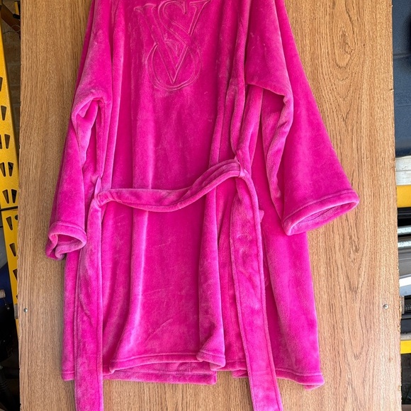 Victoria's Secret Vibrant Pink Plush Robe - Picture 7 of 7